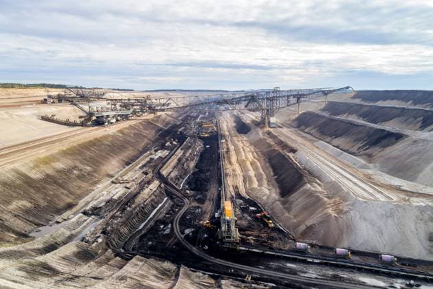 Braunkohletagebau Jaenschwalde DEU Deutschland Brandenburg Jaenschwalde, 10.11.2023, Tagebau Jaenschwalde (LEAG) im lausitzer Revier, Blick in den Tagebau mit Abraumfoerderbruecke F60, Luftaufnahme mit einer Drohne. Der Kohleabbau im Braunkohletagebau Jaenschwalde wird voraussichtlich Ende des Jahres 2023 eingestellt und der Tagebau geschlossen. *** Jaenschwalde opencast lignite mine DEU Germany Brandenburg Jaenschwalde, 10 11 2023, Jaenschwalde opencast mine LEAG in the Lausitz mining area, view into the opencast mine with overburden conveyor bridge F60, aerial view with a drone Coal mining in the Jaenschwalde opencast lignite mine is expected to cease at the end of 2023 and the opencast mine will be closed AF_Tgb_Jaenschwalde_86381.jpeg