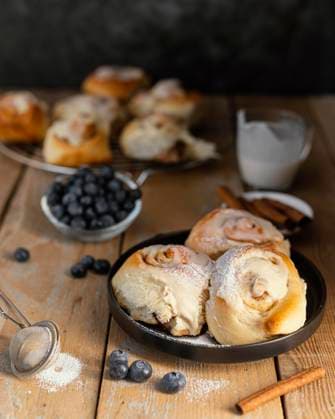 Zimtbrötchen Heidelbeeren hoher Winkel *** Cinnamon roll Blueberries high Angle Copyright: imageBROKER OleksandrxLatkun ibxole09812594.jpg