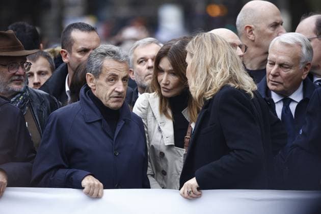 Bilder des Jahres 2023, News 11 November News Themen der Woche KW45 News Bilder des Tages March Against Anti-Semitism - Paris Former French President Nicolas Sarkozy, Carla Bruni, President of the French National Assembly Yael Braun-Pivet, French Senate President Gerard Larcher, flanked by cabinet ministers of the French government and former prime-ministers with a banner which reads For the Republic, against anti-Semitism attending the March against anti-Semitism in Paris, France on November 12, 2023. Photo by Raphael Lafargue ABACAPRESS.COM  Copyright: xLafarguexRaphael ABACAx