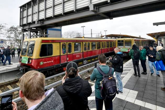 Bilder des Jahres 2023, News 11 November News Themen der Woche KW45 News Bilder des Tages S-Bahn 485 geht in den Ruhestand Menschen verabschieden am 12. November 2023 offiziell die letzten S-Bahnzüge der Baureihe 485, genannt auch Coladose, im Bahnhof Schöneweide in den Ruhestand. Berlin Berlin Deutschland _JK14047 *** S Bahn 485 goes into retirement People officially say goodbye to the last S Bahn trains of the 485 series, also known as the Coladose, at Schöneweide station on November 12, 2023 Berlin Berlin Germany JK14047