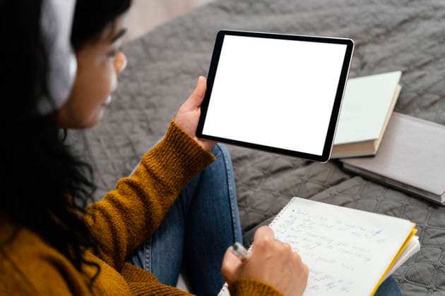 High angle Teenagermädchen mit Tablette online Schule *** High Angle Adolescent girls with Tablet Online School Copyright: imageBROKER/OleksandrxLatkun ibxole09813435.jpg ,model released, Symbolfoto ,property released