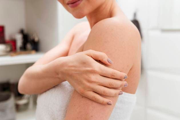 Frau hält ihren Arm Badezimmer *** Woman holds their Arm Bathroom Copyright: imageBROKER OleksandrxLatkun ibxole09814471.jpg ,model released, Symbolfoto ,property released