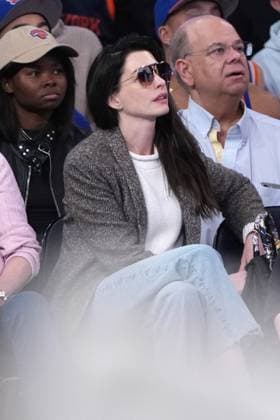 Celebrities watch the home team New York Knicks beat the visiting Charlotte Hornets, 107-129 at Madison Square Garden. Featuring: Anne Hathaway Where: New York, New York, United States When: 12 Nov 2023 Credit: Michael Simon startraksphoto.com EDITORIAL USE ONLY. NOT FOR USE BY NEWSPAPERS BASED IN THE UK. Copyright: xMICHAELxSIMONx 53203214