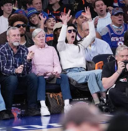 Celebrities watch the home team New York Knicks beat the visiting Charlotte Hornets, 107-129 at Madison Square Garden. Featuring: Anne Hathaway with mother Kate Hathaway, father Gerald Hathaway Where: New York, New York, United States When: 12 Nov 2023 Credit: Michael Simon startraksphoto.com EDITORIAL USE ONLY. NOT FOR USE BY NEWSPAPERS BASED IN THE UK. Copyright: xMICHAELxSIMONx 53203236