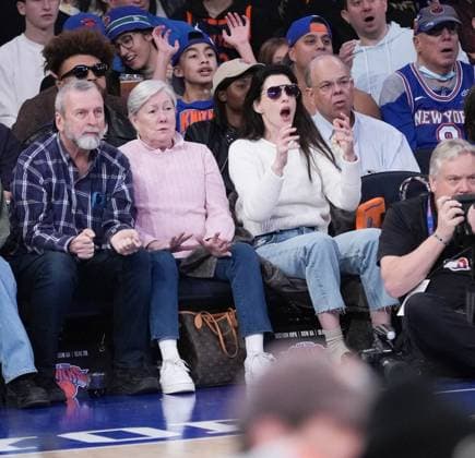 Celebrities watch the home team New York Knicks beat the visiting Charlotte Hornets, 107-129 at Madison Square Garden. Featuring: Anne Hathaway with mother Kate Hathaway, father Gerald Hathaway Where: New York, New York, United States When: 12 Nov 2023 Credit: Michael Simon startraksphoto.com EDITORIAL USE ONLY. NOT FOR USE BY NEWSPAPERS BASED IN THE UK. Copyright: xMICHAELxSIMONx 53203237