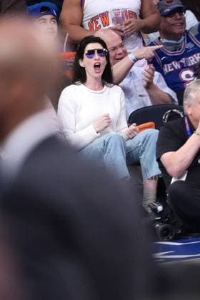 Celebrities watch the home team New York Knicks beat the visiting Charlotte Hornets, 107-129 at Madison Square Garden. Featuring: Anne Hathaway Where: New York, New York, United States When: 12 Nov 2023 Credit: Michael Simon startraksphoto.com EDITORIAL USE ONLY. NOT FOR USE BY NEWSPAPERS BASED IN THE UK. Copyright: xMICHAELxSIMONx 53203239