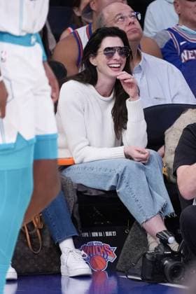 Celebrities watch the home team New York Knicks beat the visiting Charlotte Hornets, 107-129 at Madison Square Garden. Featuring: Anne Hathaway Where: New York, New York, United States When: 12 Nov 2023 Credit: Michael Simon startraksphoto.com EDITORIAL USE ONLY. NOT FOR USE BY NEWSPAPERS BASED IN THE UK. Copyright: xMICHAELxSIMONx 53203240