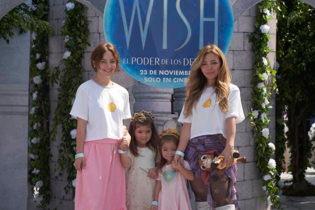 November 13, 2023, Mexico City, Ciudad de Mexico, Mexico: November 12, 2023, Mexico City, Mexico: Daniela Wong and Paola Wong attend the blue carpet for Wish by Walt Disney film premiere at Cinepolis Plaza Universidad. on November 12, 2023 in Mexico City, Mexico. Mexico City Mexico - ZUMAe321 20231113_zea_e321_111 Copyright: xJaimexNogales xEyepixxGroupx