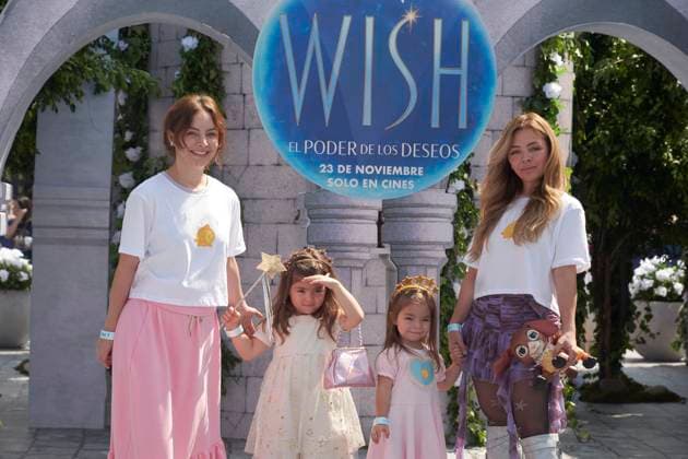 November 13, 2023, Mexico City, Ciudad de Mexico, Mexico: November 12, 2023, Mexico City, Mexico: Daniela Wong and Paola Wong attend the blue carpet for Wish by Walt Disney film premiere at Cinepolis Plaza Universidad. on November 12, 2023 in Mexico City, Mexico. Mexico City Mexico - ZUMAe321 20231113_zea_e321_112 Copyright: xJaimexNogales xEyepixxGroupx