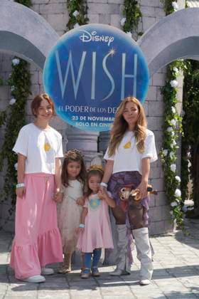 November 13, 2023, Mexico City, Ciudad de Mexico, Mexico: November 12, 2023, Mexico City, Mexico: Daniela Wong and Paola Wong attend the blue carpet for Wish by Walt Disney film premiere at Cinepolis Plaza Universidad. on November 12, 2023 in Mexico City, Mexico. Mexico City Mexico - ZUMAe321 20231113_zea_e321_114 Copyright: xJaimexNogales xEyepixxGroupx