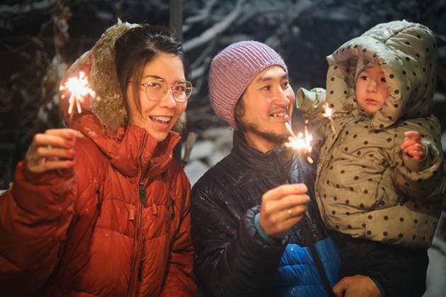 A family with a child celebrates the New Year together, burning New York, New York, United States R_DKFN231112E9-1282723-01 ,model released, Symbolfoto