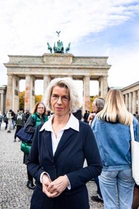 BIM Geschäftsführerin Birgit Möhring vor dem Brandenburger Tor in Berlin am 30. Oktober 2023. Reinigung Brandenburger Tor *** BIM Managing Director Birgit Möhring in front of the Brandenburg Gate in Berlin on October 30, 2023 Cleaning Brandenburg Gate