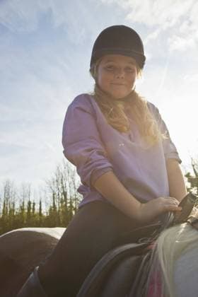 IMAGO Creative, Kinder auf dem Reiterhof Young girl riding a horse United Kingdom  Copyright: Ableimages fStopImages2037067 ,model released, Symbolfoto ,property released