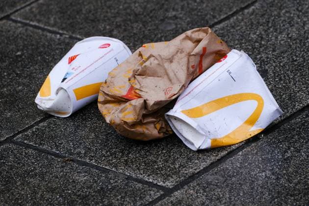Düsseldorf 13.11.2023 Umweltschutz Pfandsystem Einwegsystem Mehrwegpflicht Pappbecher Mehrwegbecher Fastfood to go togo Mehrwegverpackung McDonalds Getränkebecher Verpackungsmüll Plastikpfand Kunststoffpfand Mikroplastik Düsseldorf Nordrhein-Westfalen Deutschland *** Düsseldorf 13 11 2023 environmental protection deposit system single-use system reusable system paper cups reusable cups fast food to go togo reusable packaging McDonalds drinks cups packaging waste plastic deposit plastic deposit microplastics Düsseldorf North Rhine-Westphalia Germany