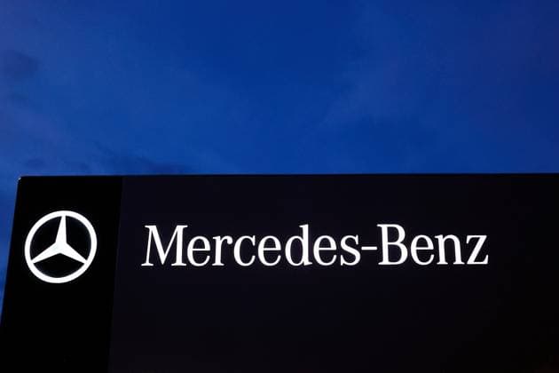Banking Institution And Luxury Brands ZRICH, SWITZERLAND - NOVEMBER 13: The Mercedes-Benz logo, the German luxury and commercial vehicle automotive brand headquartered in Stuttgart, captured in one of their shows at twilight in Zrich on November 13, 2023, in Zrich, Switzerland. Zürich Zrich Switzerland  Copyright: xJoanxCrosx originalFilename: cros-notitle231113_npoyK.jpg