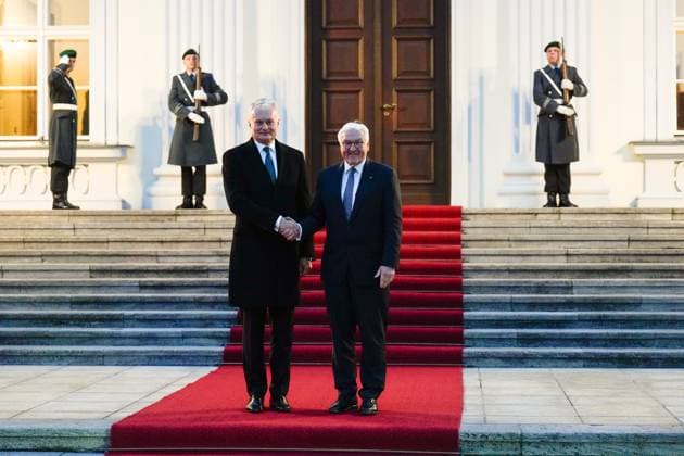 News Themen der Woche KW46 News Bilder des Tages Staatsbesuch, Bundespräsident Frank-Walter Steinmeier, Präsident der Republik Litauen, Gitanas Nauseda Bundespräsident Frank-Walter Steinmeier empfängt den Präsidenten der Republik Litauen, Gitanas Nauseda im Schloss Bellevue Berlin Berlin GER *** State visit, Federal President Frank Walter Steinmeier, President of the Republic of Lithuania, Gitanas Nauseda Federal President Frank Walter Steinmeier receives the President of the Republic of Lithuania, Gitanas Nauseda at Bellevue Palace Berlin Berlin GER