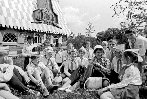 The 8th Moscow International Film Festival 836090 10.07.1973 The 8th Moscow International Film Festival. Swedish writer Astrid Lindgren, a member of the jury of children s films, visits a Moscow summer camp. Alexander Makarov Sputnik Moscow Russia  Copyright: xAlexanderxMakarovx