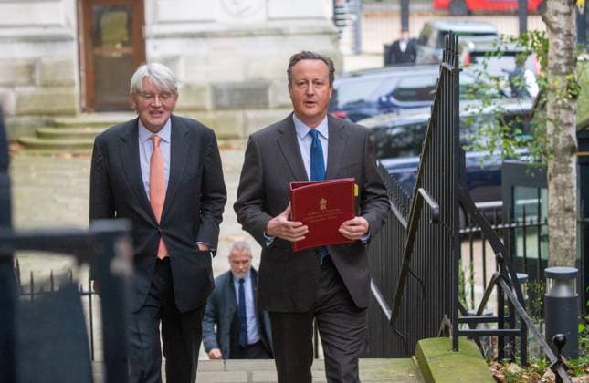 News Themen der Woche KW46 News Bilder des Tages November 14, 2023, London, England, United Kingdom: Foreign Secretary DAVID CAMERON (R) arrives in Downing Street with Development Minister ANDREW MITCHELL for the cabinet meeting. London United Kingdom - ZUMAs262 20231114_zip_s262_022 Copyright: xTayfunxSalcix