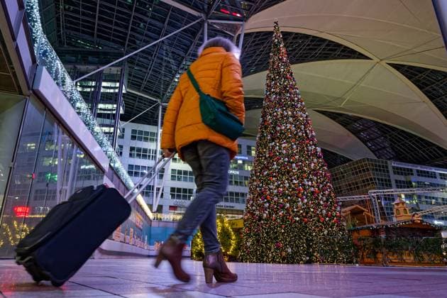 Vorfreude auf die Festtage. Der Weihnachts- und Wintermarkt im Münchner Flughafen. München Bayern Deutschland *** Looking forward to the festive season The Christmas and winter market at Munich Airport Munich Bavaria Germany Copyright: xRolfxPossx