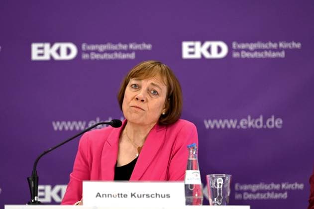 News Themen der Woche KW46 Pressekonferenz zur Kirchenmitgliedschaftsbefragung der EKD, die am 14.11.2023 waehrend der Tagung der Synode der Evangelischen Kirche in Deutschland (EKD) in Ulm veroeffentlicht wurde. Im Foto vom 14.11.2023: Annette Kurschus, Praeses der Evangelischen Kirche von Westfalen und Vorsitzende des Rates der Evangelischen Kirche in Deutschland. (Siehe epd-Meldung vom 14.11.2023) EDITORIAL USE ONLY *** Press conference on the EKD church membership survey, which was published on 14 11 2023 during the meeting of the Synod of the Evangelical Church in Germany EKD in Ulm In the photo from 14 11 2023 Annette Kurschus, President of the Evangelical Church of Westphalia and Chairwoman of the Council of the Evangelical Church in Germany See epd report fro Copyright: epd-bild HeikexLyding PK_Dienstag14