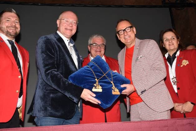 Karl Valentin Order of the Prize Winner 2024 Martin Rassau Cabaret Artist Volker Heissmann Cabaret Artist with Guenther Grauer Narrhalla President Munich 14 11 2023 German Theater Narrhalla Karl Valentin Order of the Prize Winner 2024 Performance Munich