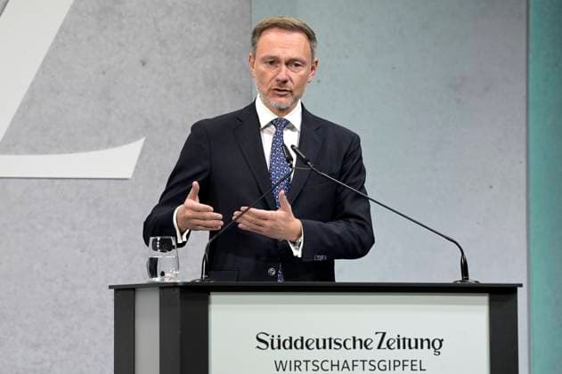 News Themen der Woche KW46 News Bilder des Tages Christian Lindner beim 17. Wirtschaftsgipfel der Süddeutschen Zeitung im Hotel Adlon. Berlin, 14.11.2023 *** Christian Lindner at the 17 Economic Summit of the Süddeutsche Zeitung at the Hotel Adlon Berlin, 14 11 2023 Foto:xF.xKernx xFuturexImagex sz_lindner_3130