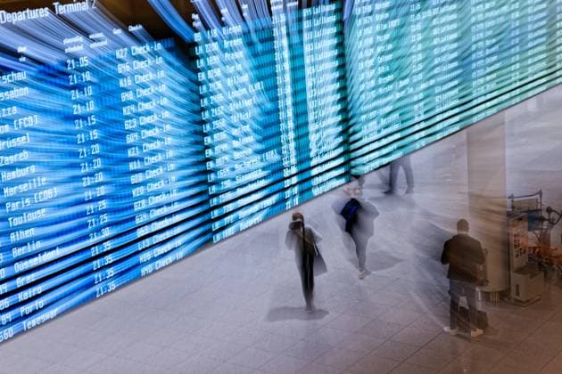Schnell, schnell zum Check-In. Passagiere am Flight Information Display System mit den aktuellen Flugdaten im Flughafen München. München Bayern Deutschland *** Quickly, quickly to check-in Passengers at the Flight Information Display System with the current flight data at Munich Airport Munich Bavaria Germany Copyright: xRolfxPossx