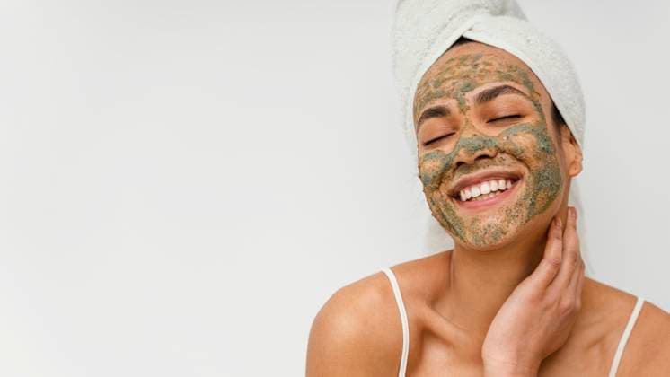 Smileyfrau mit natürlicher Gesichtsmaske Kopierraum *** Smiley woman with Natural Face mask Kopierraum Copyright: imageBROKER OleksandrxLatkun ibxole09822213.jpg