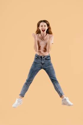 Creative Highlights Symbolbilder Junges weibliches Modell beim Springen *** Young one Female Model at Jump Copyright: imageBROKER/OleksandrxLatkun ibxole09822745.jpg