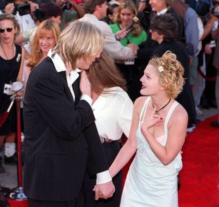 Archivbilder der Woche KW46 Drew Barrymore JUNE 9TH 1995 WESTWOOD, CALIF BATMAN FOREVER PREMIERE DREW BARRYMORE AND BOYFRIEND ARRIVE AT THE WORLD PREMIERE FOR THE NEW BATMAN SEQUEL, Credit:James Aylott Avalon  Copyright: xJamesxAylottx xAvalonx 0520016571
