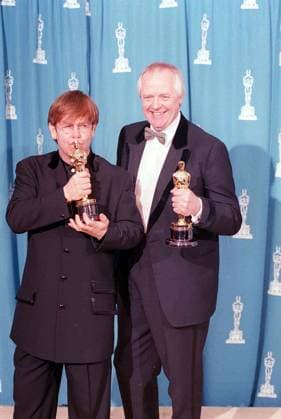 Archivbilder der Woche KW46 Elton John, Tim Rice 3-27-95.ELTON JOHN AND TIM RICE AT THE ACADEMY AWARDS ., Credit:James Aylott Avalon  Copyright: xJamesxAylottx xAvalonx 0520016840