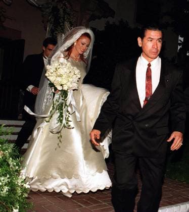 Archivbilder der Woche KW46 Angie Everheart 12 1 96 Beverly Hills, Calif. Angie Everheart runs out of a Beverly Hills church after her marriage to Ashley Hamilton, her new husband is barely visible behind him., Credit:James Aylott Avalon  Copyright: xJamesxAylottx xAvalonx 0520016856
