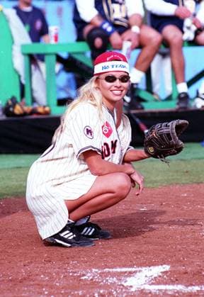 Archivbilder der Woche KW46 Pamela Anderson 1 14 94.LONG BEACH CALIFORNIA. PAMELA ANDERSON PLAYS IN A CHARITY SOFTBALL TOURNEMENT, Credit:James Aylott Avalon  Copyright: xJamesxAylottx xAvalonx 0520017100