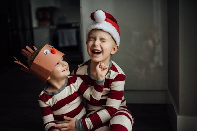 Close up of two little boy s smiling and laughing and wearing Ch United States, North Dakota, Bismarck CR_KIFR231113-1286856-01 ,model released, Symbolfoto