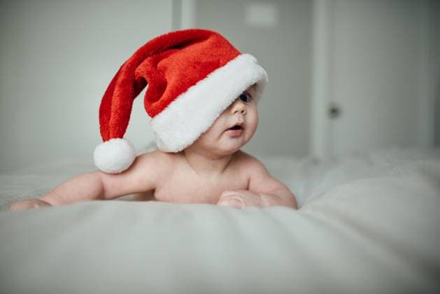Creative Highlights Symbolbilder Close up of baby boy wearing Christmas Santa hat falling over on United States, North Dakota, Bismarck CR_KIFR231113-1286889-01 ,model released, Symbolfoto