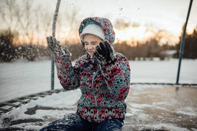 Close up of preteen girl wearing winter gear sitting on trampoli United States, North Dakota, Bismarck CR_KIFR231113-1286911-01 ,model released, Symbolfoto