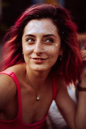 Creative Highlights Symbolbilder Beautiful woman, shining face in glitter, sequins, Summer portrait. CR_YUKI23111409-1277215-01 ,model released, Symbolfoto
