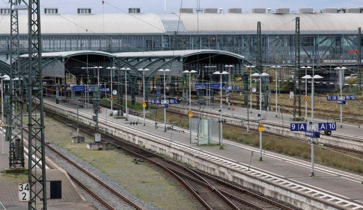 Darmstadt Impressionen 15.11.2023 Leere Gleise Zugverspätungen Zugausfälle wegen bevorstehendem Warnstreik Streik der Lokführer zu dem die Gewerkschaft Deutscher Lokführer GDL aufgerufen hat um den Lohnforderungen und Arbeitszeitverürzung zur Tarifverhandlung mit der Deutschen Bahn AG Nachdruck zu verleihen - ICE Zug Fernverkehr Darmstadt Hessen Deutschland *** Darmstadt Impressions 15 11 2023 Empty tracks Train delays Train cancellations due to the upcoming warning strike by train drivers called by the German train drivers union GDL to emphasize the wage demands and reduction in working hours for collective bargaining with Deutsche Bahn AG ICE train Long-distance traffic Darmstadt Hesse Germany