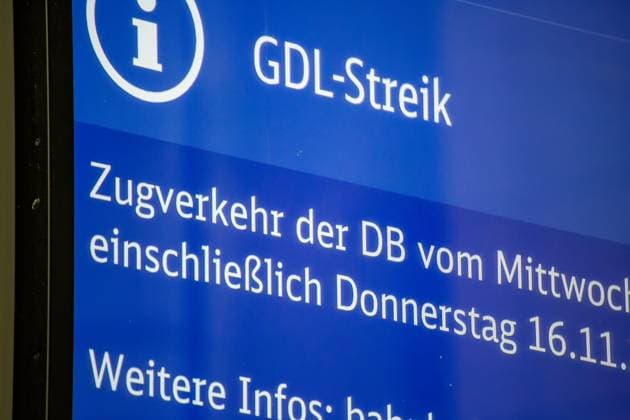 Schild mit Informationen zum Warnstreik der GDL (Gewerkschaft deutscher Lokführer) am Hauptbahnhof Mannheim *** Sign with information on the warning strike by the GDL German Train Drivers Union at Mannheim Central Station Copyright: xx