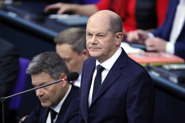 Berlin, Deutschland, 15.11.2023: Sitzungswoche im Deutschen Bundestag; Bundeskanzler Olaf Scholz antwortet während der Regierungsbefragung, im Hintergrund Bundeswirtschaftsminister Robert Habeck (Grüne, vorne links) und Bundesfinanzminister Christian Lindner (FDP, rechts hinten) *** Berlin, Germany, 15 11 2023 Session week in the German Bundestag Federal Chancellor Olaf Scholz answers during the government questioning, in the background Federal Minister of Economics Robert Habeck Greens, front left and Federal Minister of Finance Christian Lindner FDP, back right Copyright: xdtsxNachrichtenagenturx dts_25811