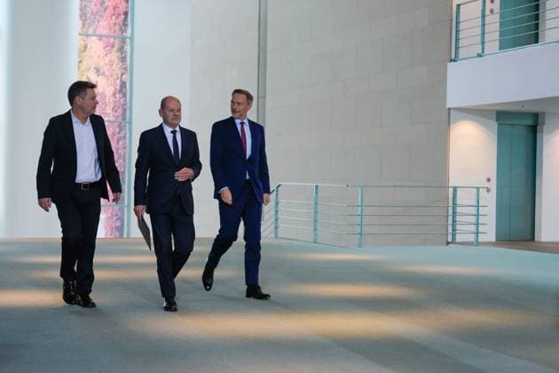 Pressestatements Scholz, Habeck, Lindner Pressestatements von Bundeskanzler Scholz, Bundesminister Habeck und Bundesminister Lindner, wegen Verfassungsgerichtsurteil Berlin Berlin GER *** Press statements Scholz, Habeck, Lindner Press statements by Federal Chancellor Scholz, Federal Minister Habeck and Federal Minister Lindner, due to Constitutional Court ruling Berlin Berlin GER
