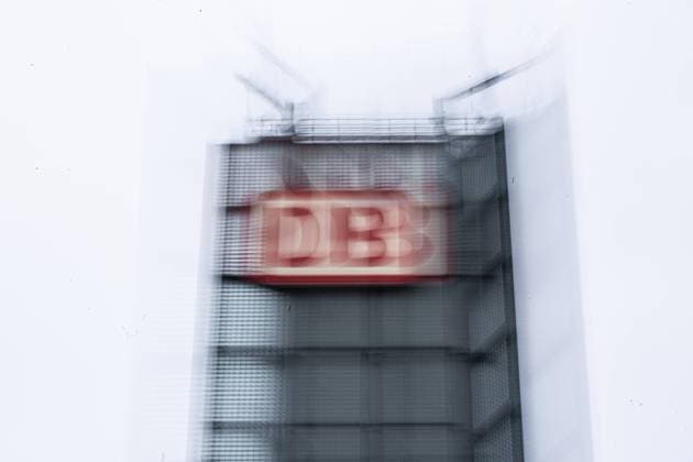 Logo der Deutschen Bahn verzerrt am 15.11.2023 *** Deutsche Bahn logo distorted on 15 11 2023