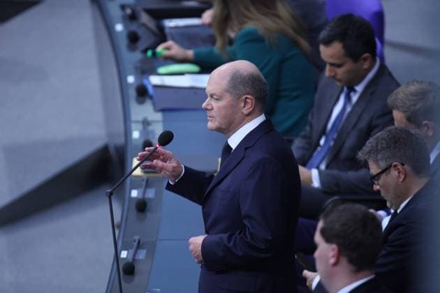 Berlin, Deutschland, 15.11.2023: Sitzungswoche im Deutschen Bundestag; Bundeskanzler Olaf Scholz antwortet während der Regierungsbefragung, im Hintergrund unter anderem Bundeswirtschaftsminister Robert Habeck (Grüne) und Bundesfinanzminister Christian Lindner (FDP) *** Berlin, Germany, 15 11 2023 Session week in the German Bundestag Federal Chancellor Olaf Scholz answers during the government questioning, in the background Federal Minister of Economics Robert Habeck Greens and Federal Minister of Finance Christian Lindner FDP, among others Copyright: xdtsxNachrichtenagenturx dts_25815
