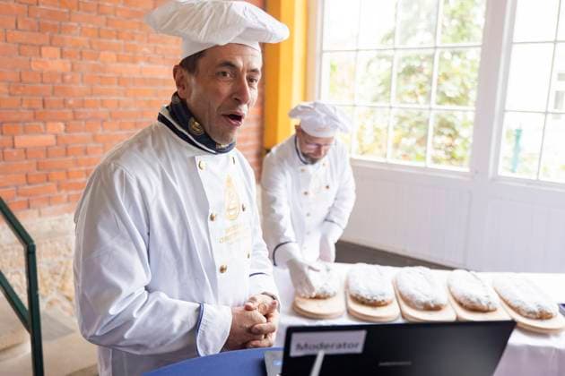 Bilder des Jahres 2023, News 11 November News Themen der Woche KW46 Stollenprüfer vergeben Qualitätssiegel für Dresdner Christstollen Rund 100 Bäckereien und Konditoreien aus Dresden und Umgebung müssen sich alljährlich der Stollenprüfung unterziehen. Wer den echten Dresdner Christstollen verkaufen möchte, hat laut Satzung des Schutzverbandes Dresdner Stollen e. V. hohe Qualitätsanforderungen zu erfüllen erst dann erhält das feine Gebäck sein Qualitätszeichen, das goldene Siegel. Die Prpfung wurde 2023 in der Bergstation der Dresdner Standseilbahn durchgeführt. Dresden Sachsen GERMANY *** Stollen inspectors award quality seal for Dresden Christmas Stollen Around 100 bakeries and confectioners from Dresden and the surrounding area have to undergo a stollen inspection every year According t