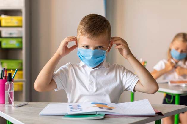  Kleiner Junge setzt seine medizinische Maske auf *** Kleiner Boy sets its medical Mask at Copyright: imageBROKER/OleksandrxLatkun iblole09801177.jpg ,model released, Symbolfoto ,property released