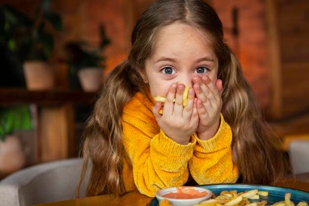 Creative Highlights Symbolbilder Medium shot Mädchen ißt Pommes frites *** Medium Shot Girls eats French fries Fries Copyright: imageBROKER/OleksandrxLatkun iblole09801290.jpg ,model released, Symbolfoto ,property released
