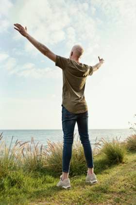 Creative Highlights Symbolbilder Voller Schuss Mann posiert im Freien *** full Shot Man poses at Free Copyright: imageBROKER/OleksandrxLatkun iblole09804857.jpg ,model released, Symbolfoto ,property released