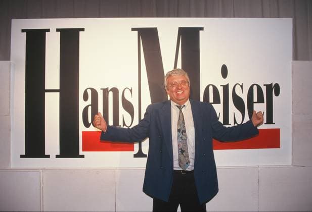 Archivbilder der Woche KW46 Moderator Hans Meiser im Studio vor dem Logo, Schriftzug der RTL Talkshow Hans Meiser am 14.08.1992 *** Presenter Hans Meiser in the studio in front of the logo, lettering of the RTL talk show Hans Meiser on 14 08 1992