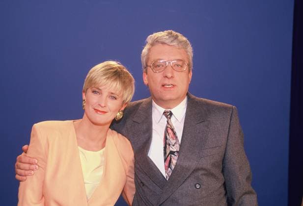 Archivbilder der Woche KW46 Moderatoren Ulla Kock am Brink und Hans Meiser posiert bei der 100. Folge seiner Talkshow Hans Meiser am 10.02.1993 *** Presenters Ulla Kock am Brink and Hans Meiser pose at the 100th episode of his talk show Hans Meiser on 10 02 1993