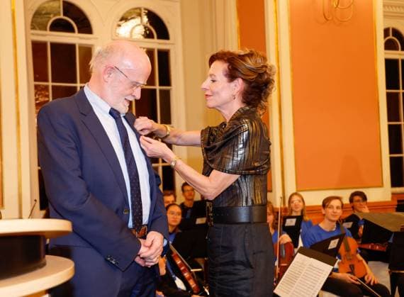 Prof. Dr. Hans Otto Pörtner, Silke Fischer at the Golden Pea 2023 award ceremony in the Rotes Rathaus Berlin